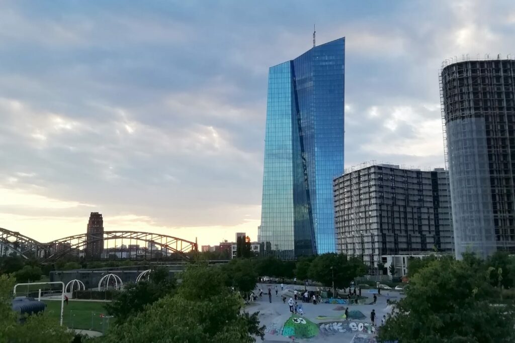 Europäische Zentralbank Frankfurt von der Honsellbrücke aus 