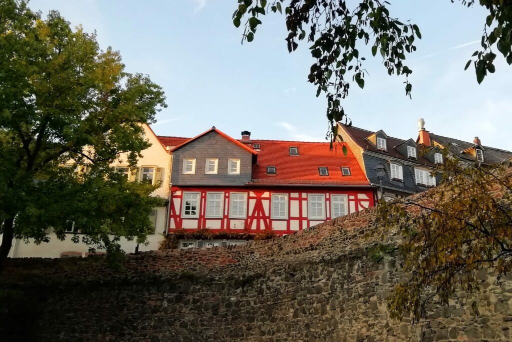 Fachwerkhäuser aus dem Schlossgraben Frankfurt-Höchst heraus gesehen