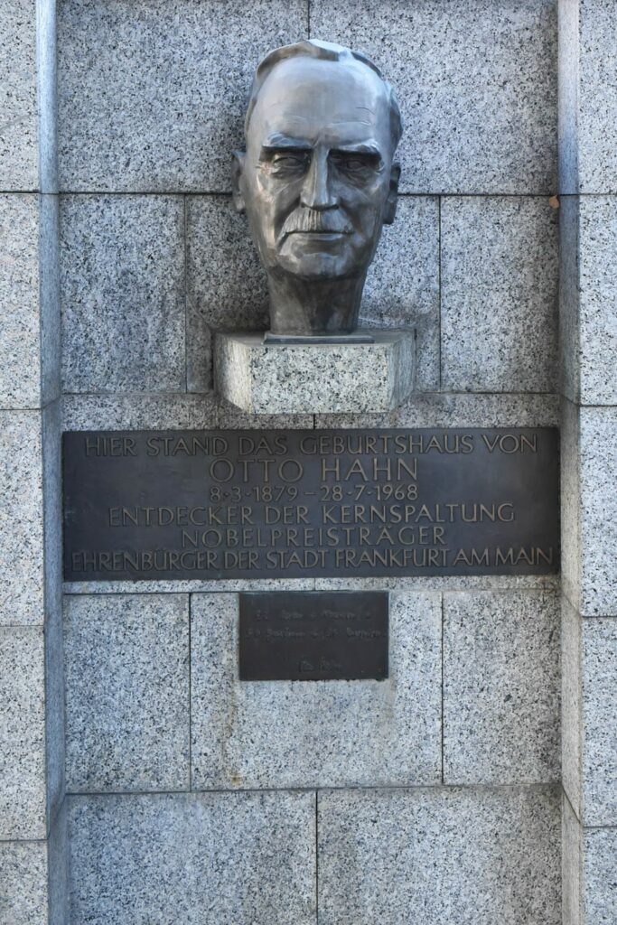 Denkmal für Otto Hahn bei der Kleinmarkthalle Frankfurt am Main