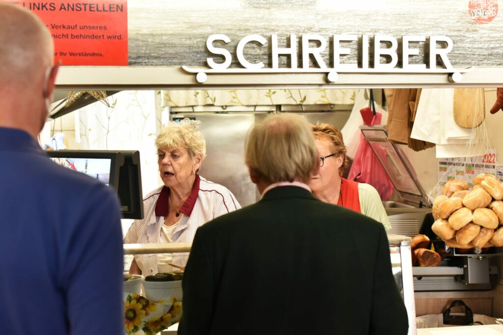 legendärer Wurststand der Ilse Schreiber in der Kleinmarkthalle Frankfurt 
