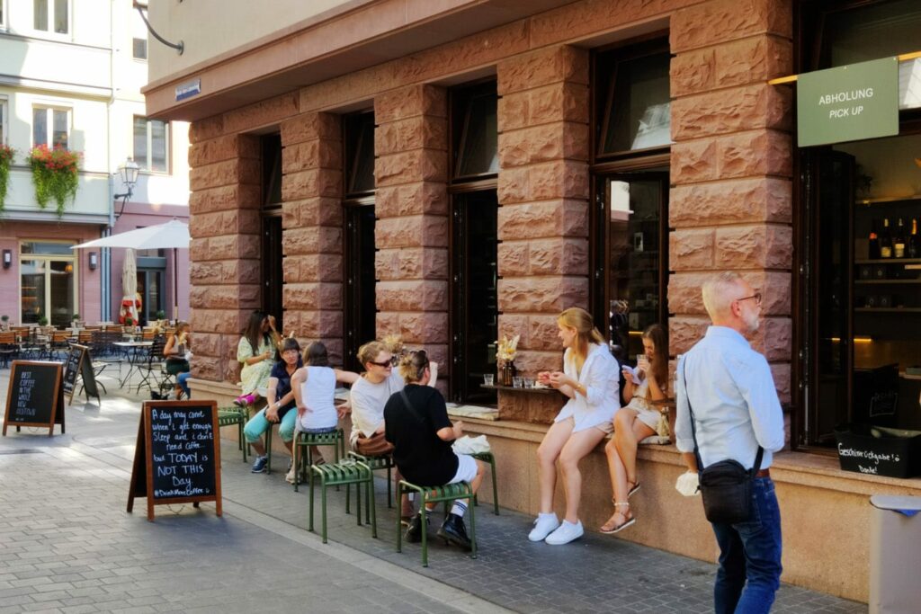 Kaffeehaus-Atmosphäre in der Gasse "Hinter dem Lämmchen" Neue Altstadt Frankfurt 