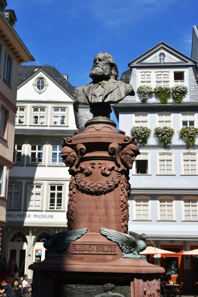 Brunnen für Friedrich Stoltze auf dem Hühnermerkt in der Neuen Altstadt Frankfurt 