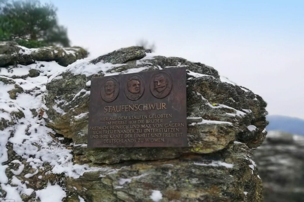 Gedenktafel an die drei Gagern-Brüder auf dem Berg "Staufen" in nahe gelegenen Taunus Mittelgebirge 