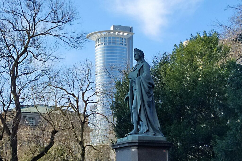 Westend-Tower Frankfurt am Main und Schiller-Denkmal